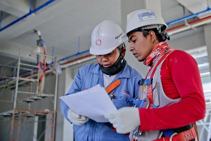 construction worker working under supervisor in uae